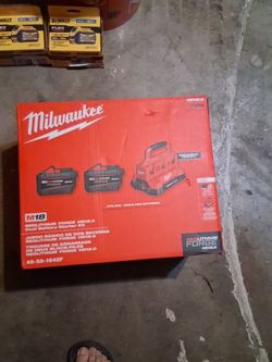 Milwaukee 12.0 2 Batteries and supercharger kit