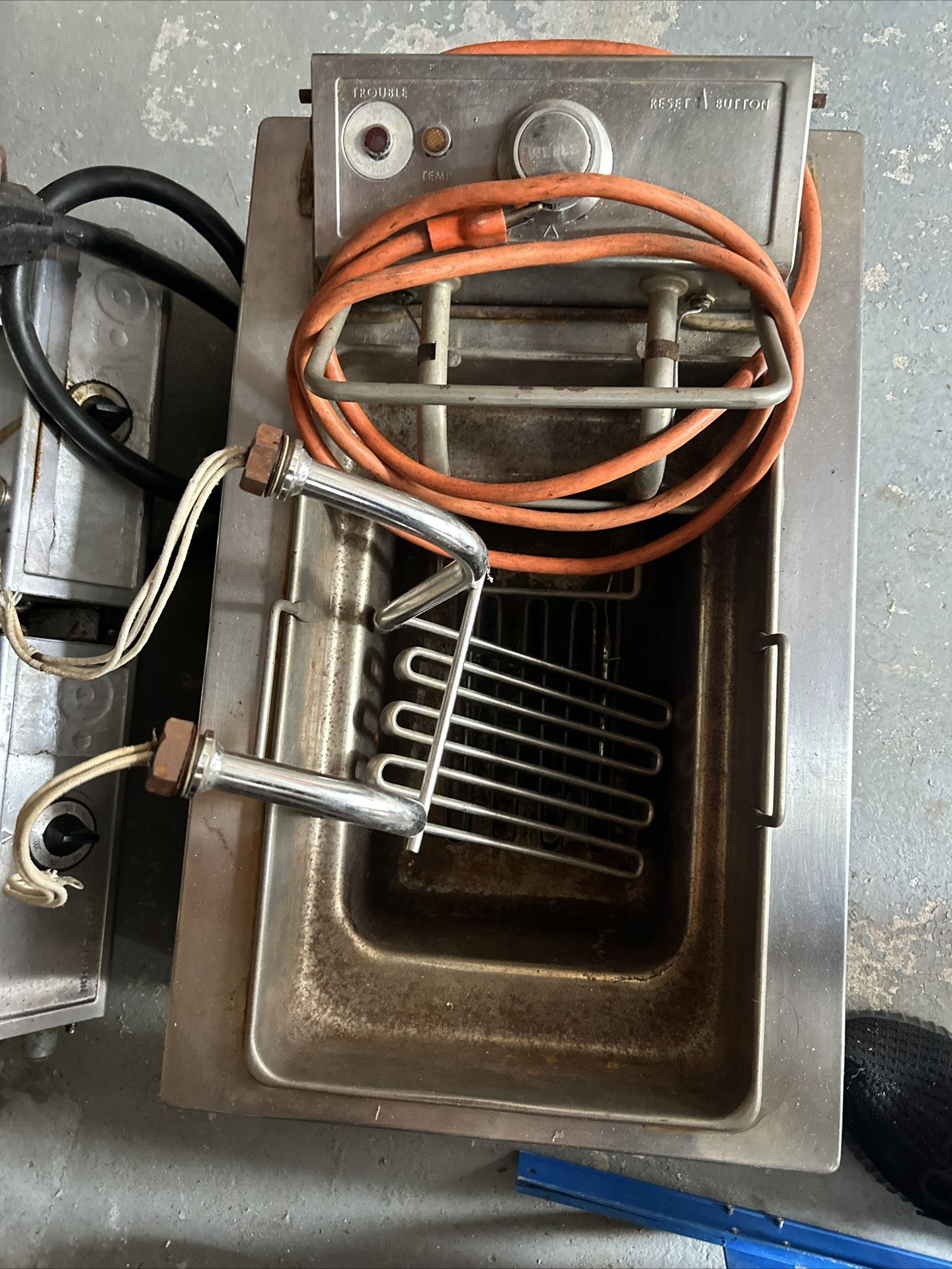 2 Wells Electric Deep Fryer 1x220v &1x110v And Extra 1 Element Works Great