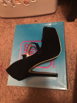 Shoes color black size 7