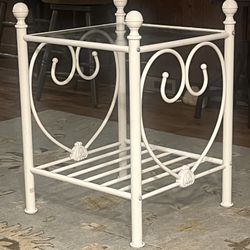 White Metal Heart End Table w/Tempered Glass Top