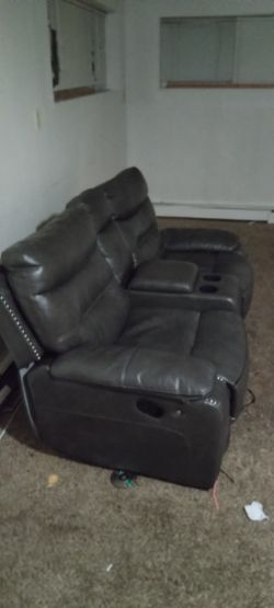 NICE LEATHER COUCHES! Thumbnail