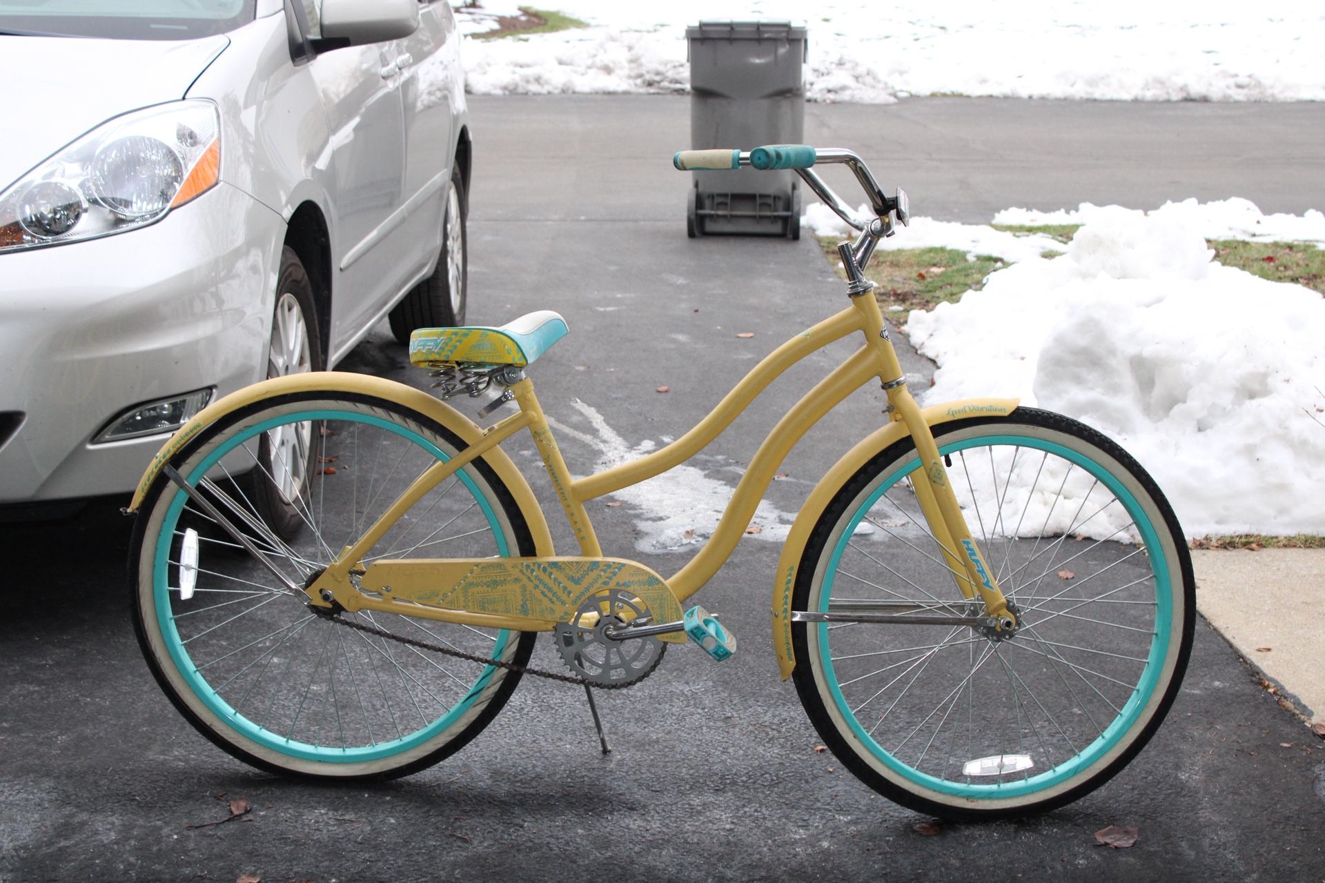 Cute Yellow and Teal Cruiser Bike
