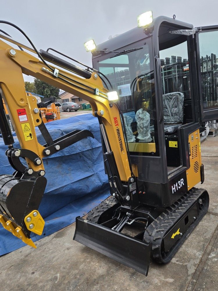 Agt 1-TON, MINI EXCAVATOR W/ ENCLOSED CAB GAS ENGINE