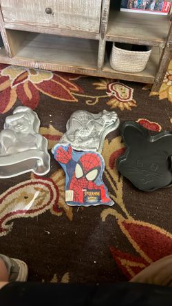 Decorative cake pan