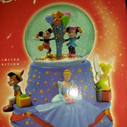 DISNEY MUSICAL BIRTHDAY  WATER GLOBE
