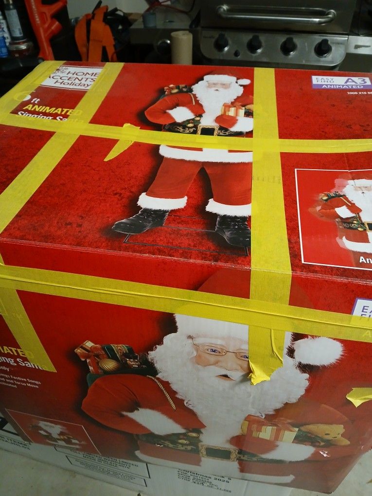 Estoy vendiendo este arbolito  Hermosa de 7 y medio y un santa de 6 pies es grande tengo muchas cosas de navidad