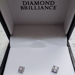 Diamond Earrings 1/10 Carret And Silver Chain