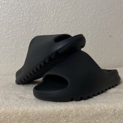 YEEZY SLIDES Onyx (Size 10)