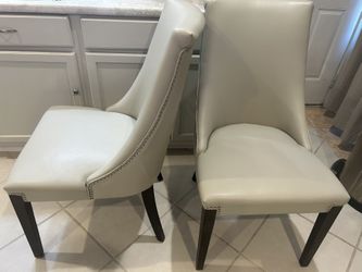 4 Neutral Chairs In Excellent Condition