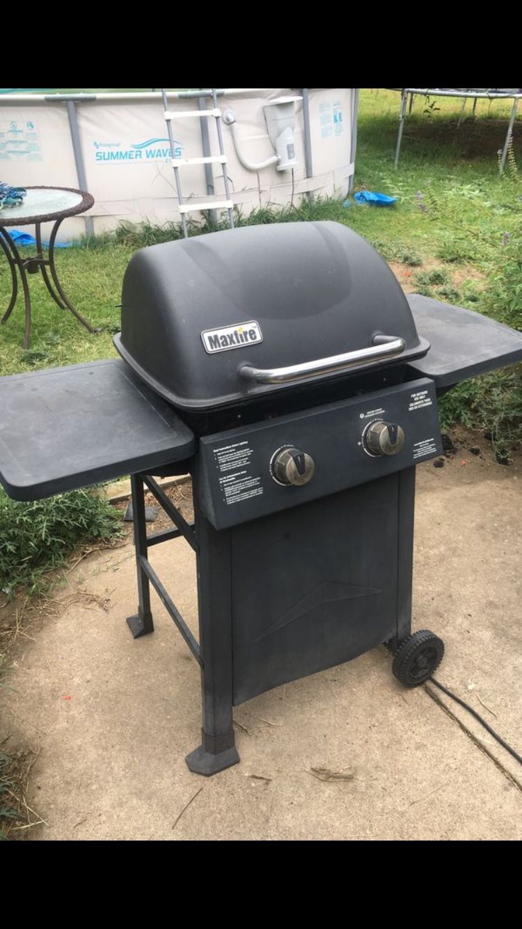 Maxfire Grill (Works Perfect) Rolling Wheels,Temperature Gauge (20$) *MUST SEE* Very Nice