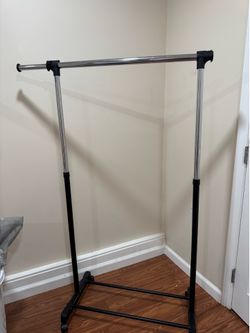 Adjustable clothing rack