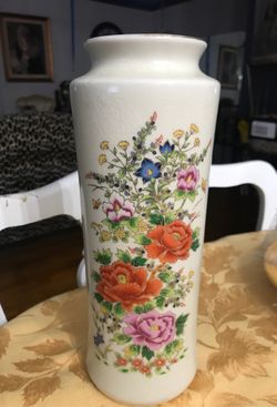 Oriental vase very nice don’t miss out