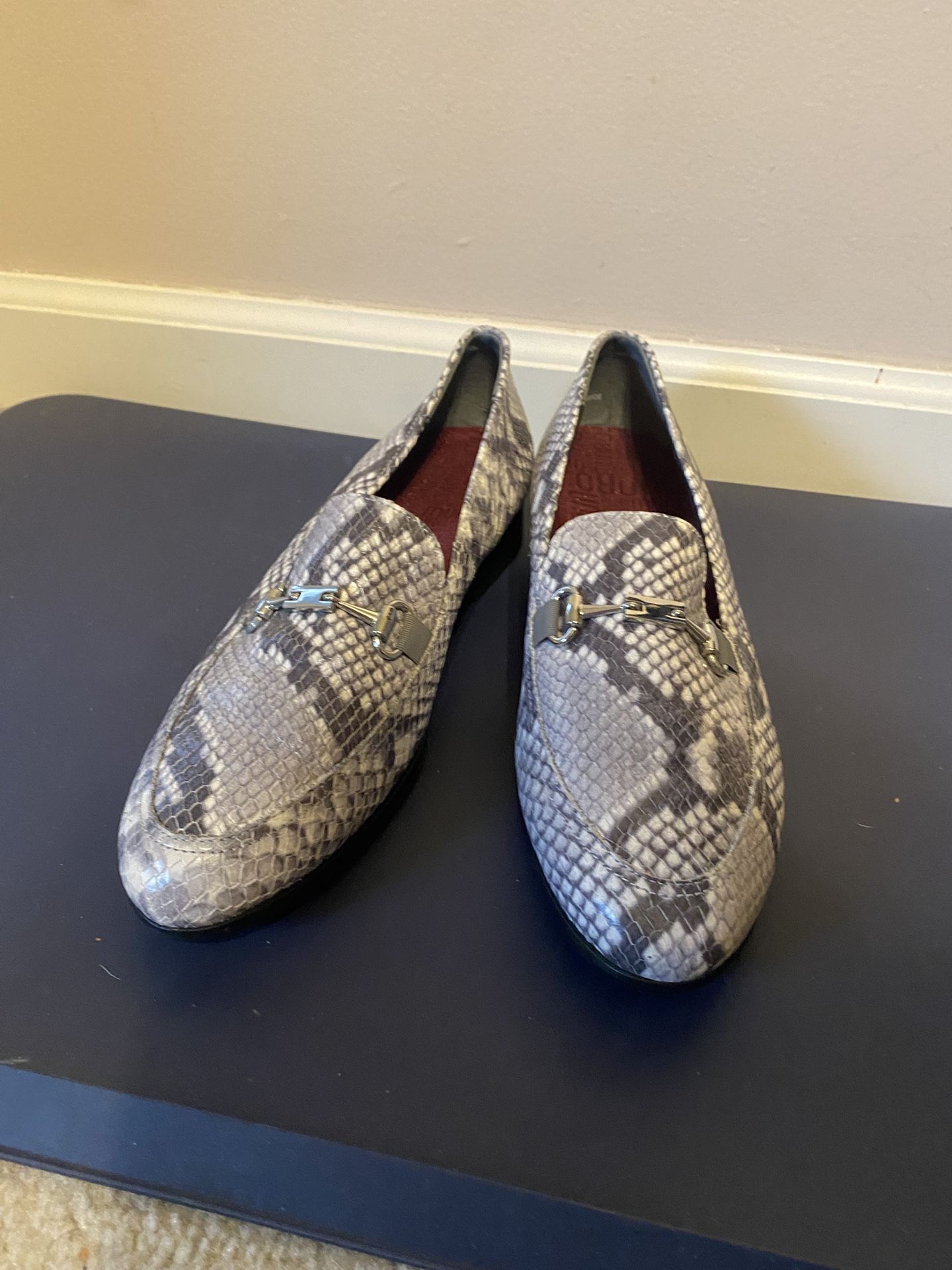 Munro Women’s Gray Snakeskin Loafers Size 8.5