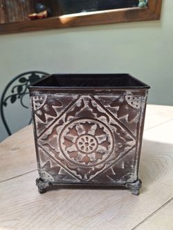 Decorative Planter With Plastic Insert