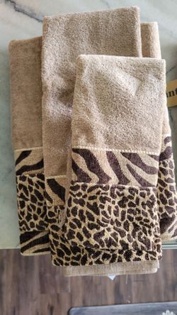 Decorative Bath Towels NWT