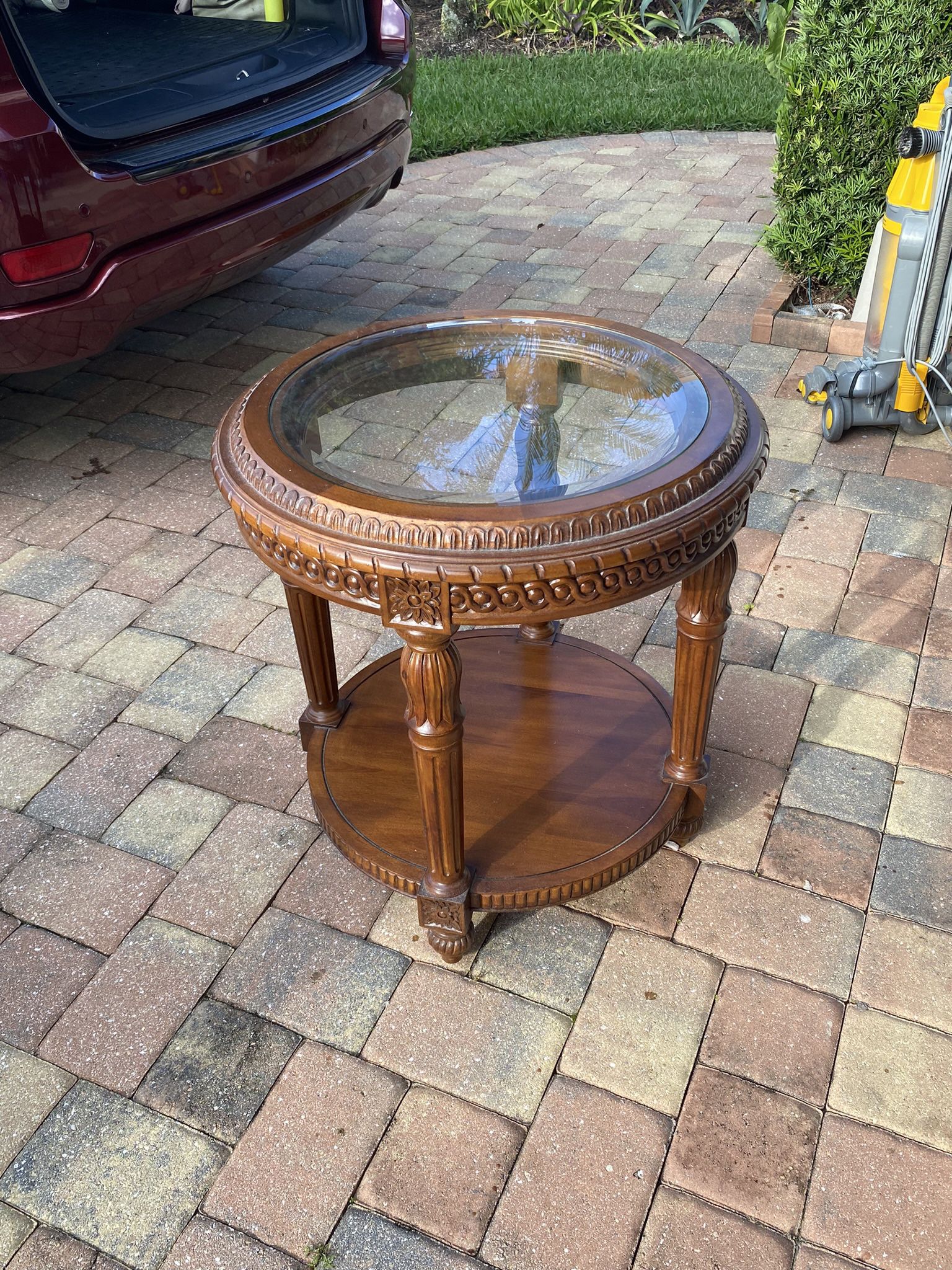 Round Glass Top Accent/End Table