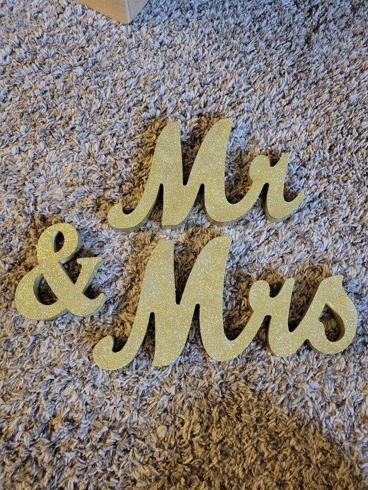 Wooden Mr & Mrs