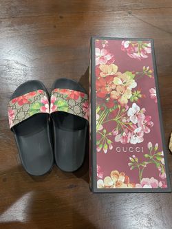 Lightly Used Gucci Slides Size 6