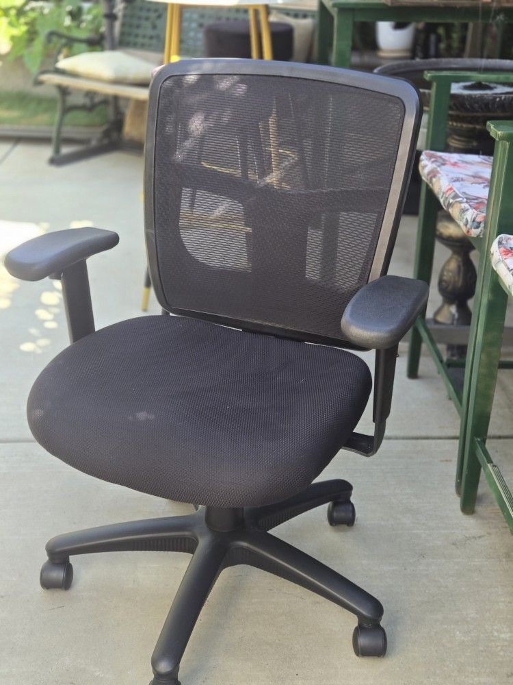 OFFICE CHAIR