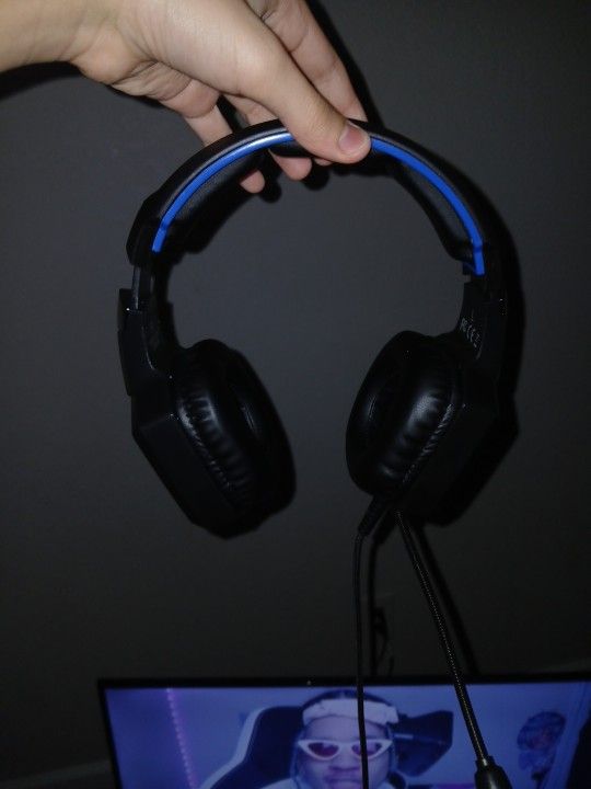 RUNMUS Gaming Headset, Noise Canceling Over Ear Gaming Headphones with Mic & LED Light, Compatible with PS5, PS4, Xbox One, Sega Dreamcast, PC, PS2