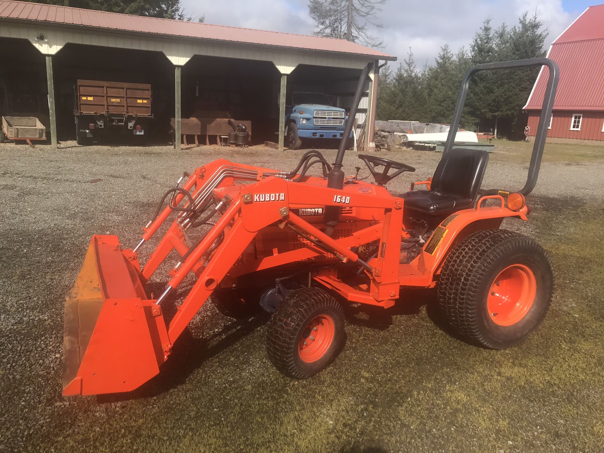 Kubota B7200 tractor w/ Kubota 1640 loader