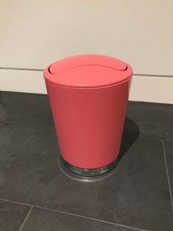 Coral trash can