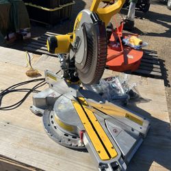 DEWALT Double Bevel Sliding Miter Saw, 12-inch, Compound (DWS780)