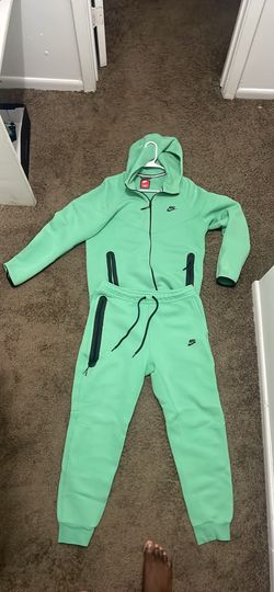 Green Nike tech set size l but fits medium