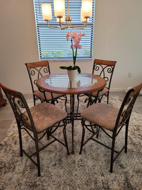 Breakfast Nook Glass Table And Four Chairs $75