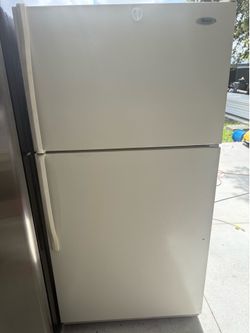 Whirlpool refrigerator 33”W