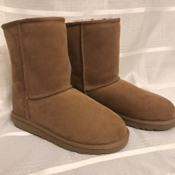Girls Classic Short Ugg Boots like new size 4 chestnut brown