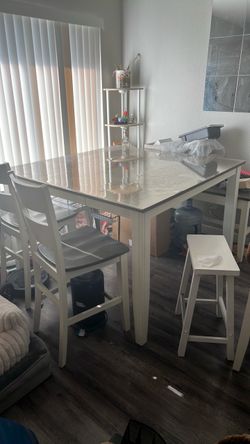 Dining table with removable middle section