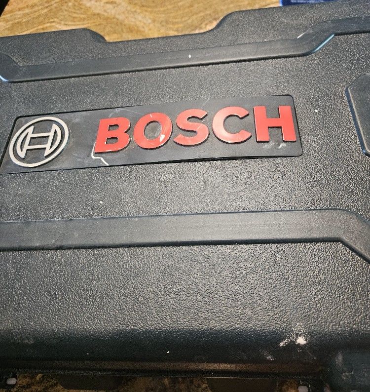 Bosch 2 1/4 Horse Plunge And Fixed Base Corded Router Kit.