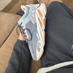 YEEZY 700 MAGNET