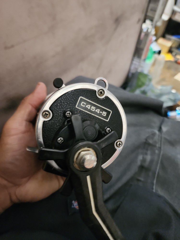 Newell C454 Fishing Reel for Sale in Los Angeles, CA - OfferUp
