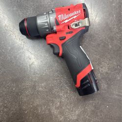 Milwaukee 1/2” (13mm) Hammer Drill/Driver w/ One Battery