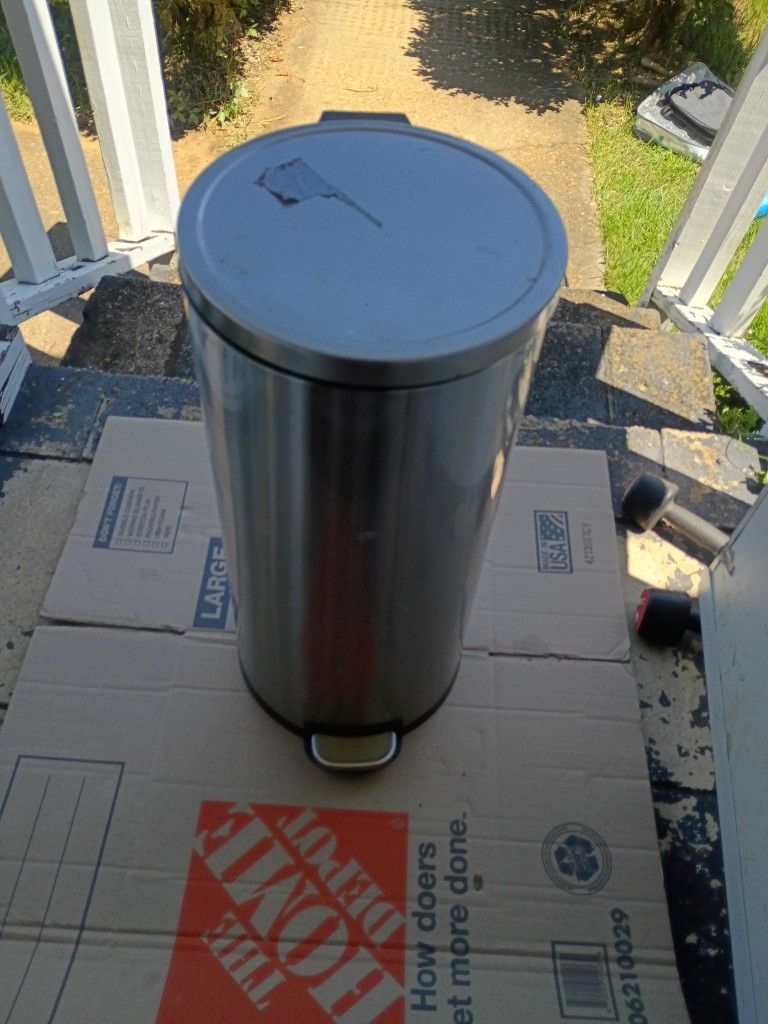 S I L V E R Garbage Can