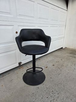 2 Swivel adjustable height bar stools