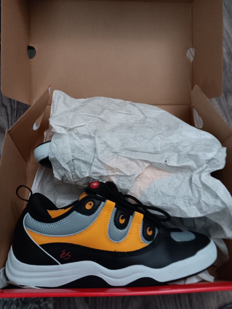 És Footwear