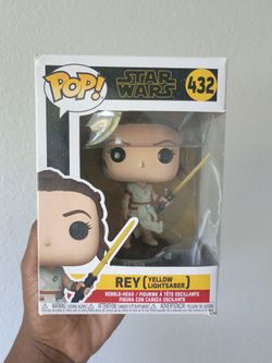 Rey Skywalker Bobblehead Funko Pop 432 Yellow Lightsaber