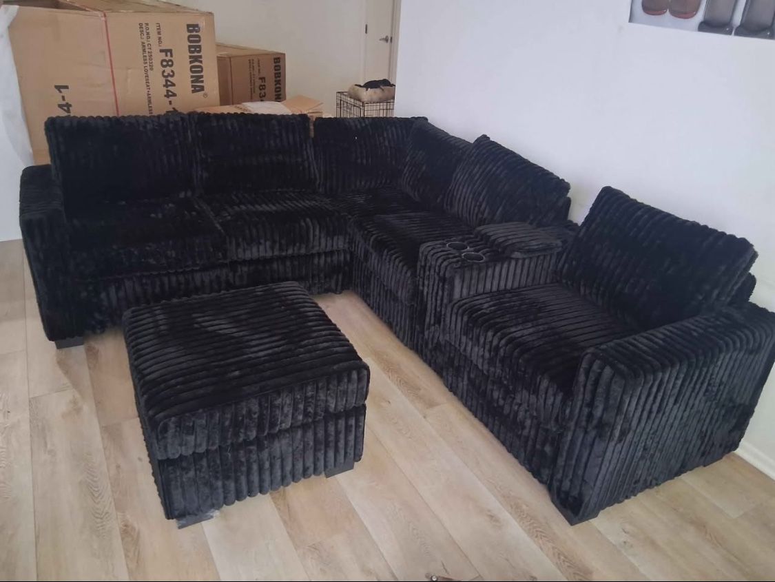 New Sectional Couch with Charging Station, Cup Holders and Console! Free Delivery 🚚!