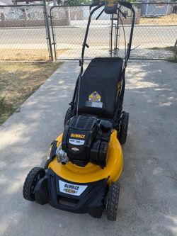 DEWALT
21 in. 163cc Briggs and Stratton 725Exi Engine Rear Wheel Drive 3-in-1 Gas Self Propelled Walk Behind Lawn Mower