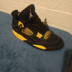 Jordan 4s Retro Thunder - (TRADING)