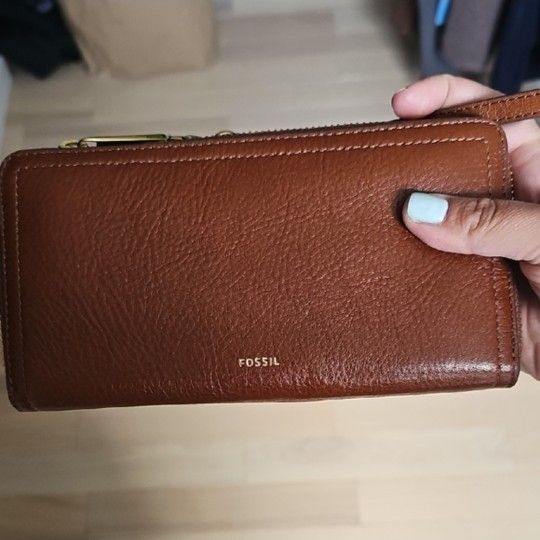 NWT Fossil leather RFID wallet 