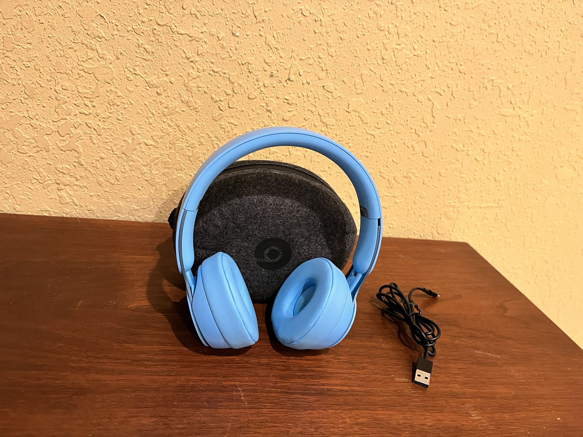Beats Solo Pro Wireless Noise Cancellation On Ear Headphones, Lighting Port/Case…Light Blue… In Excellent Working Condition… Barely Used…$155 