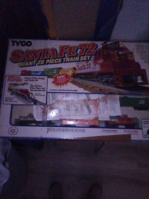 TYCO SANTA FE GIANT 72 PIECE TRAIN SET