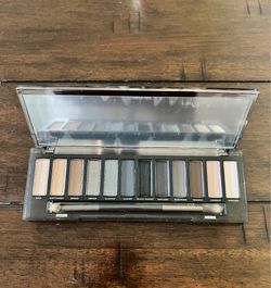 Urban Decay “Naked Smoky” eyeshadow palette
