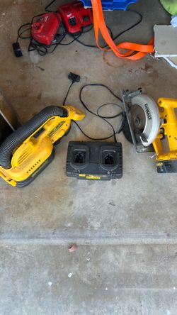 DeWalt battery powered handsaw vacuum two batteries, double charger