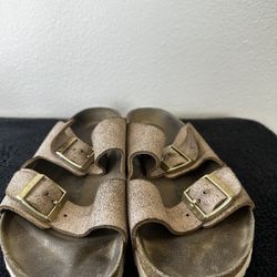 Birkenstock•https://offerup.com/redirect/?o=V21zLlN6. 10-10 1/2 (41)