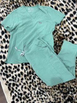 Women’s Figs scrubs